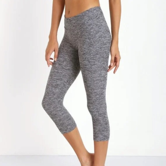BEYOND YOGA WOMENS SPACE DYE GRAY CROPPED MID RISE LEGGINGS SIZE MEDIUM PILATES - Picture 3 of 8